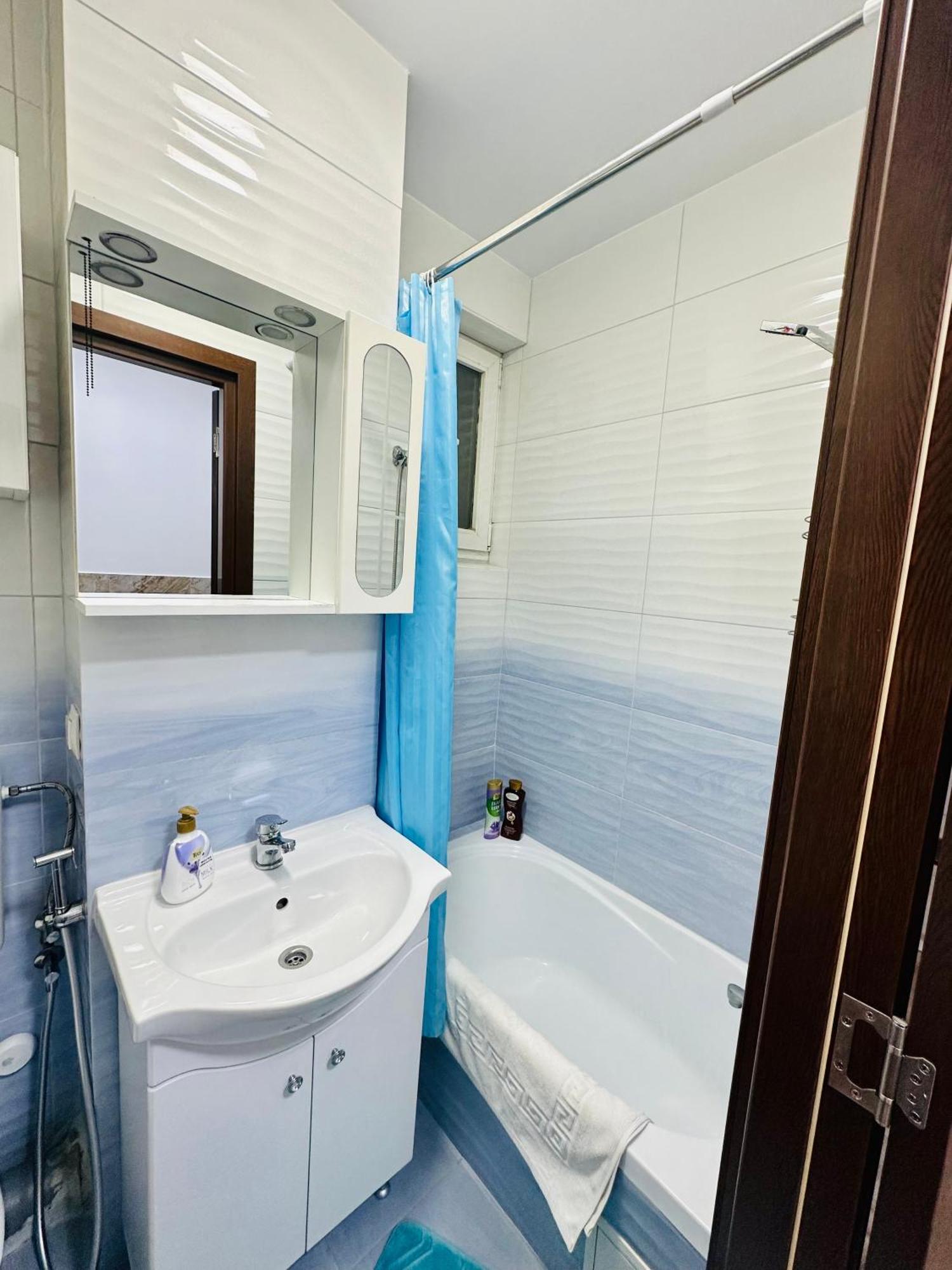 Chic Sanctuary One-bedroom Retreat With Spectacular Landmark Views Of The Concert Hall *