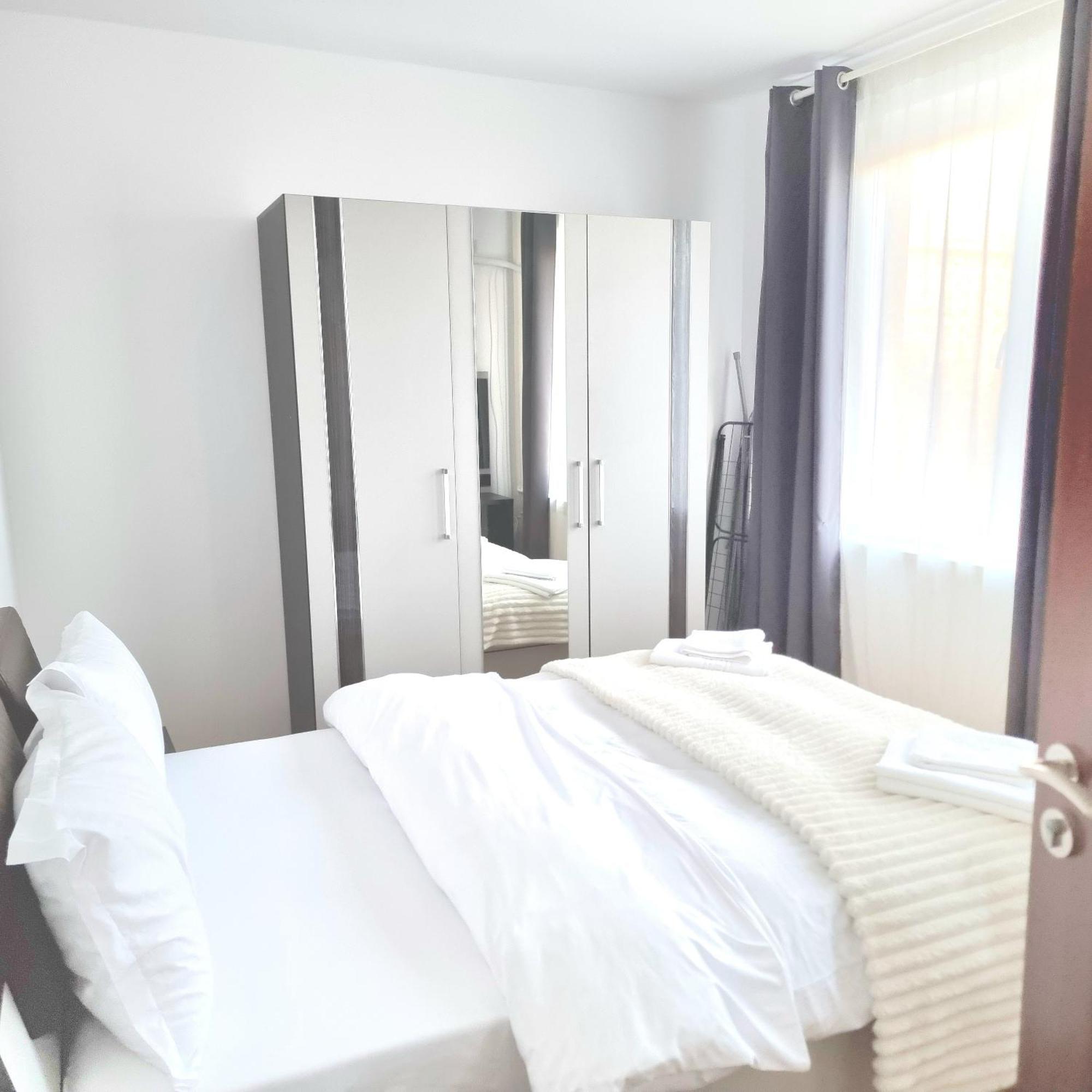 Chic Sanctuary One-bedroom Retreat With Spectacular Landmark Views Of The Concert Hall Apartment