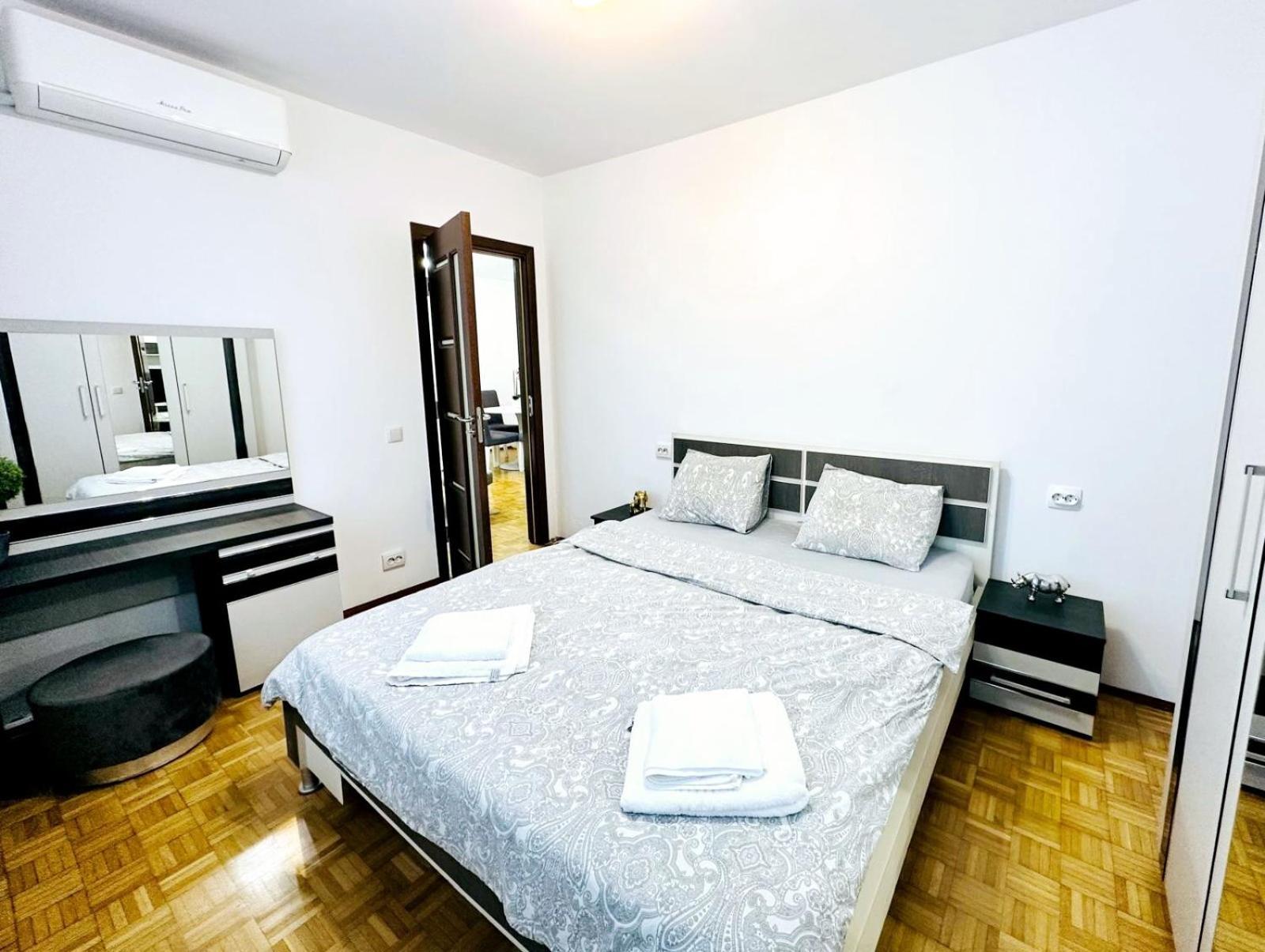 Chic Sanctuary One-bedroom Retreat With Spectacular Landmark Views Of The Concert Hall